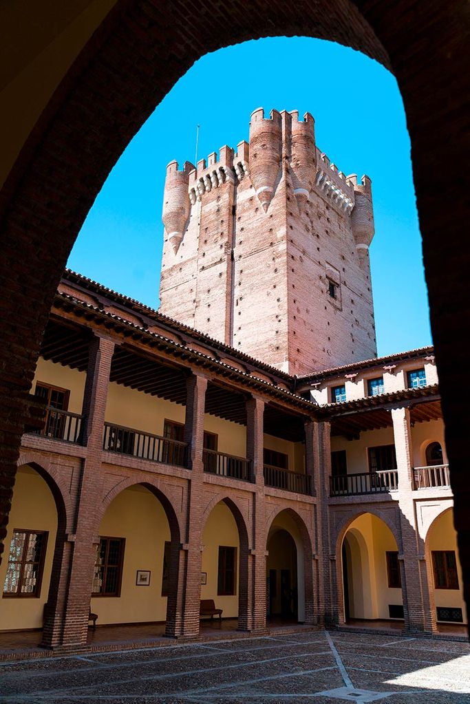 castillo-de-la-mota-patio