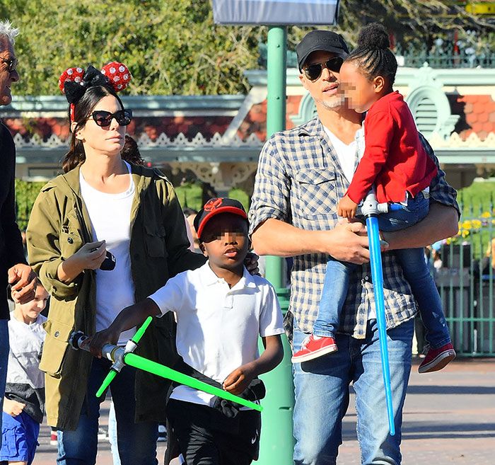 Sandra Bullock con su pareja y sus dos hijos adoptivos