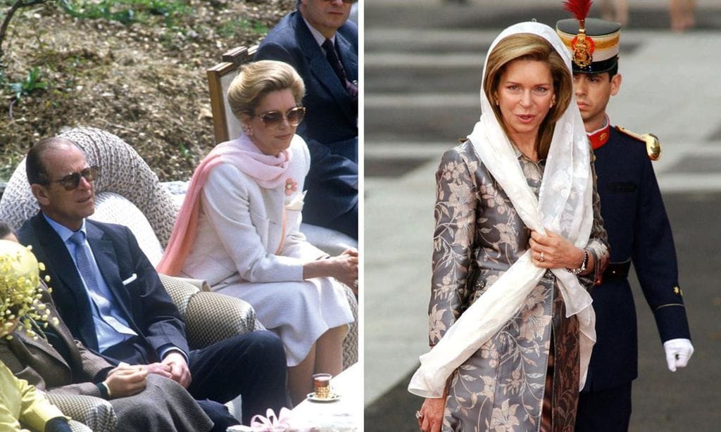 
A la izquierda, la Reina junto al ya fallecido duque de Edimburgo y la Reina Isabel II en una visita a Jordania en 1984. Al lado, la Reina Noor luciendo el tradicional hijab, un pañuelo que cubre el pecho y la cabeza de las mujeres jordanas.
