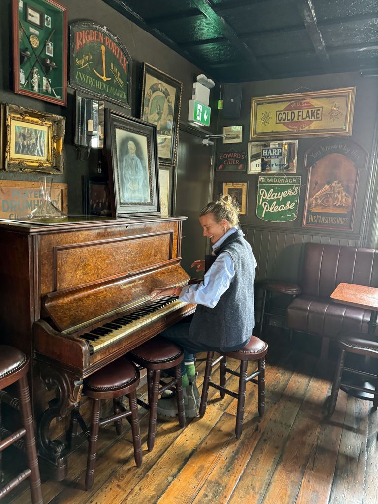 Tocando el piano en el pub P.Morrissey, en la localidad de Doonbeg