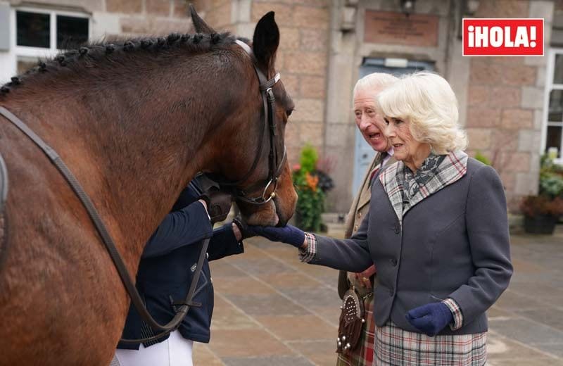 Los reyes Carlos y Camilla con un caballo