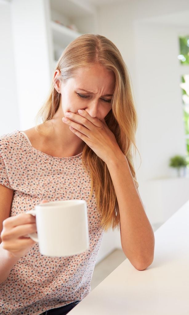 Mujer sintomatología embarazo con taza en la mano