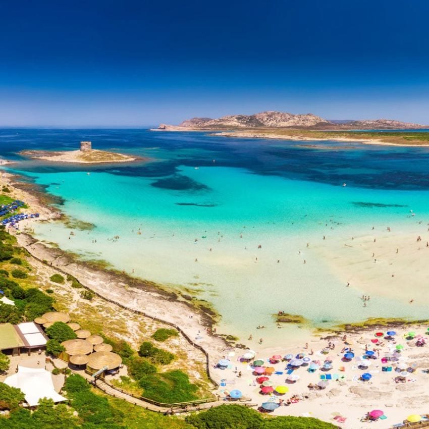 Famosa playa de La Pelosa con la torre homónima.