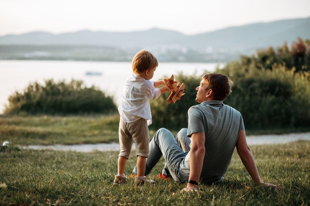 Padre con su hijo en el campo