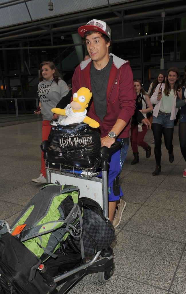 Liam Payne, llegando a Londres en avión el 3 de julio de 2012