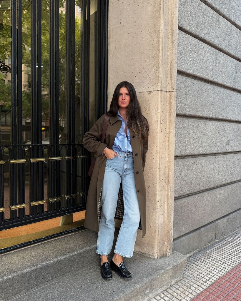 Influencer con look básico, jersey, camiseta y vaqueros con zapatillas