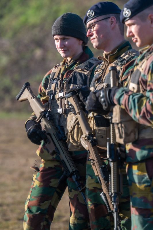Elisabeth de Bélgica en unos entrenamientos militares 