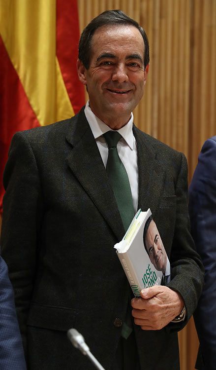 José Bono, arropado por su exmujer e hijos en la presentación de libro