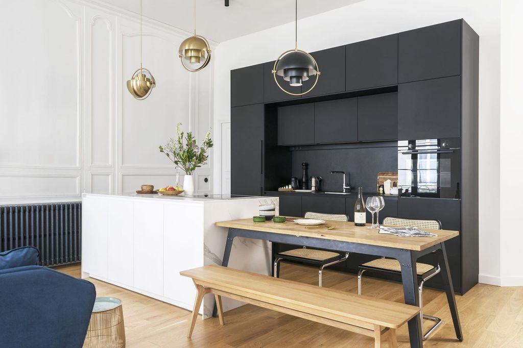 Cocina moderna blanca y negra con office de madera