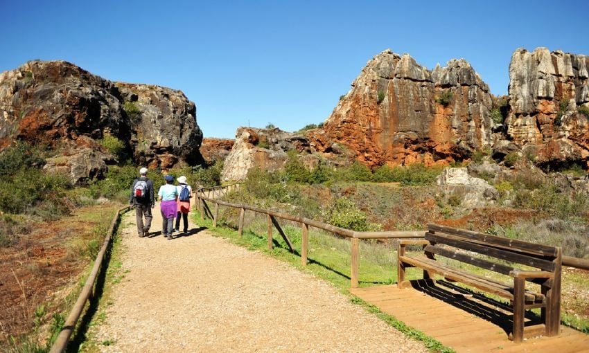 senderismo en el cerro del hierro en la sierra norte de sevilla