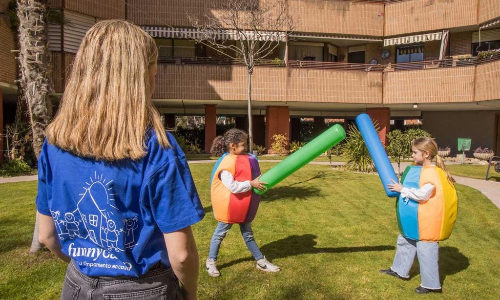 Campamento de verano en la urbanización