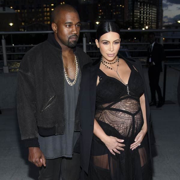 Kanye West y Kim Kardashian acudieron al desfile de Givenchy. La celebritie, embarazada de seis meses, optó por un revelador outfit con transparencias
