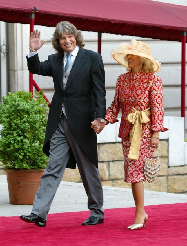 José Mercé con su mujer en la boda de don Felipe y doña Letizia