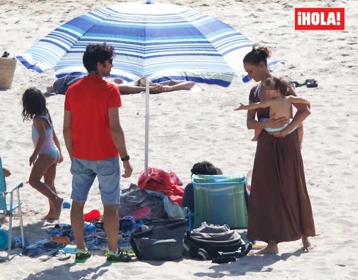 ¡Con la casa a cuestas! Eva González y Cayetano en la playa