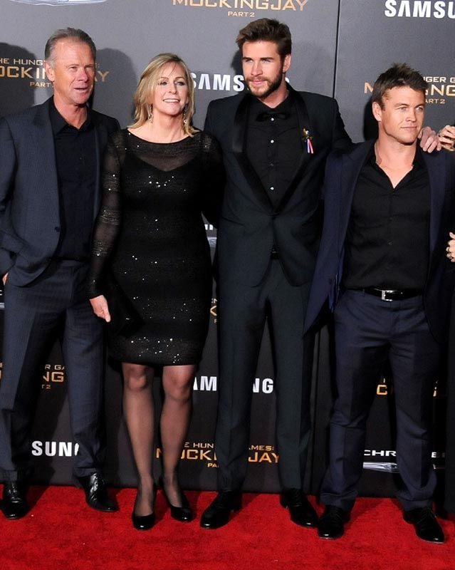 Liam Hemsworth junto a su familia