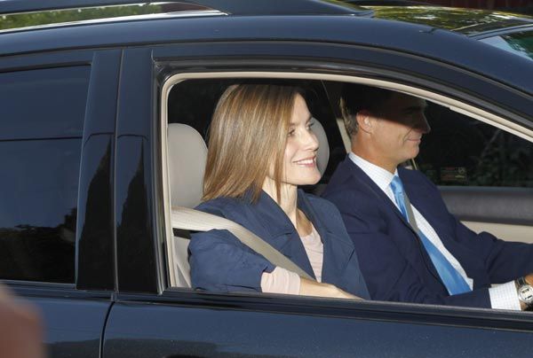 Los Reyes llevaron a sus hijas al colegio en su primer día, conducía el vehículo el propio rey Felipe
