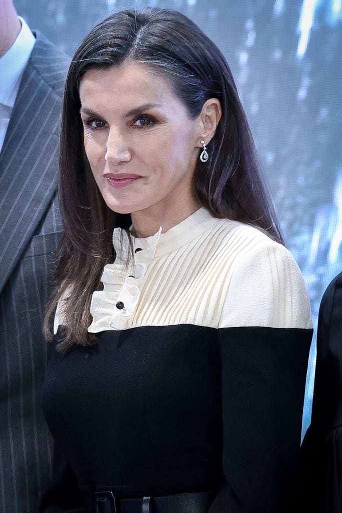 La reina Letizia con un mono de Teresa Helbig