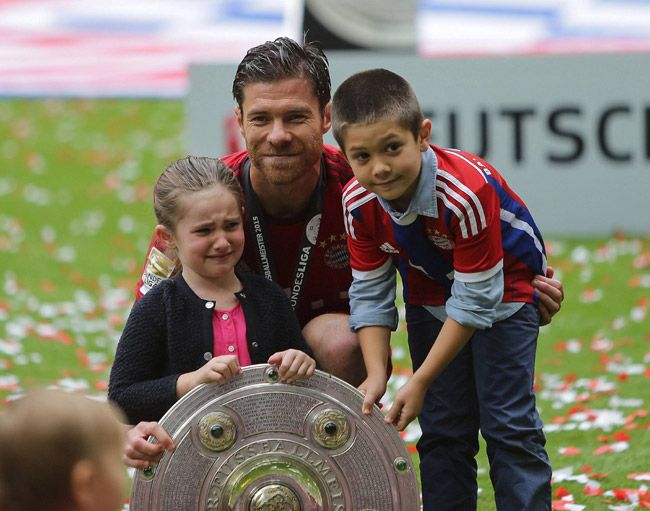 Xabi Alonso con Jon y Anne presumiendo de "Ensaladera"
