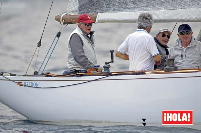 Doña Sofía anima a don Juan Carlos en su primera visita a las regatas de Sanxenxo