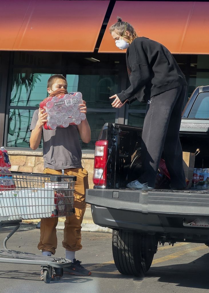 Los hermanos Jolie compraron agua y otros artículos esenciales.