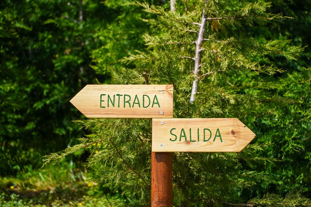 Señales indicativas de entrada y salida del laberinto