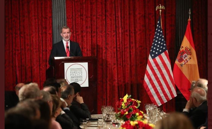 Rey Felipe dando un discurso en Nueva York