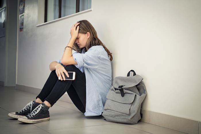 mujer en crisis en el suelo