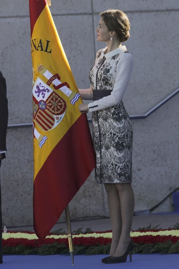 "Estoy aquí para entregar una bandera, la nuestra", ha dicho la Reina en la solemne entrega de la enseña a la Policía Nacional, como garante de las libertades públicas y de la seguridad ciudadana
