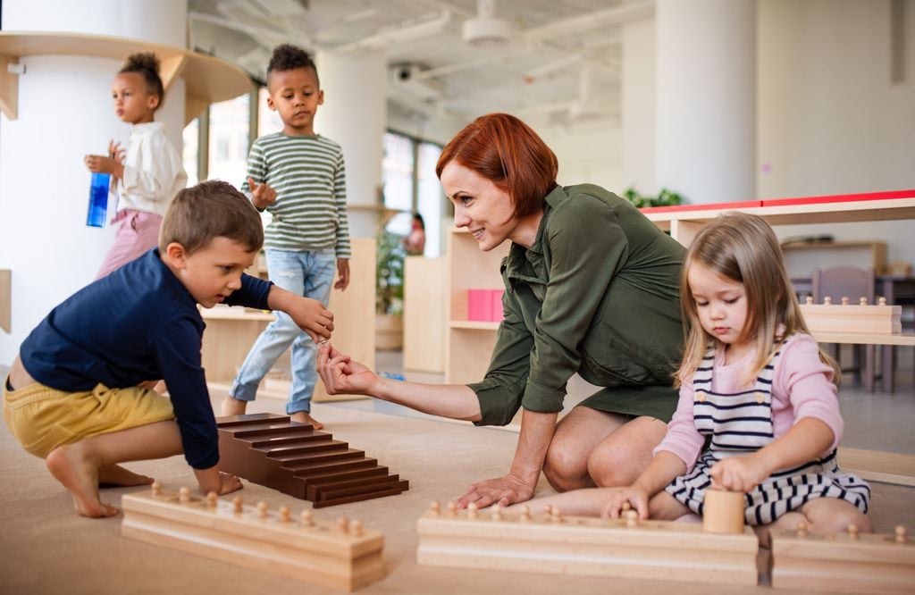 Profesora Montessori en clase con sus alumnos