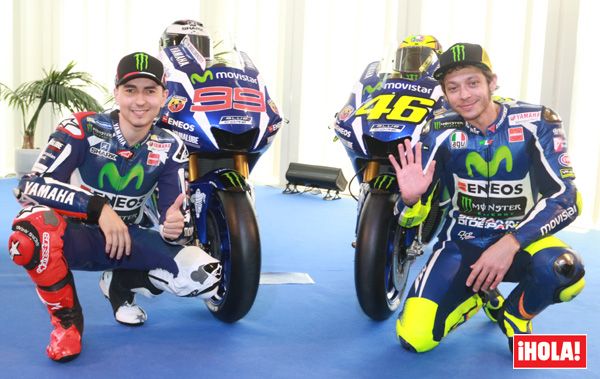 Jorge Lorenzo y Valentino Rossi protagonizaron ayer un frío encuentro. Los pilotos presentaron en Barcelona la nueva Yamaha que pilotarán este 2016 en el Mundial de MotoGP y la tensión era más que evidente entre ellos
