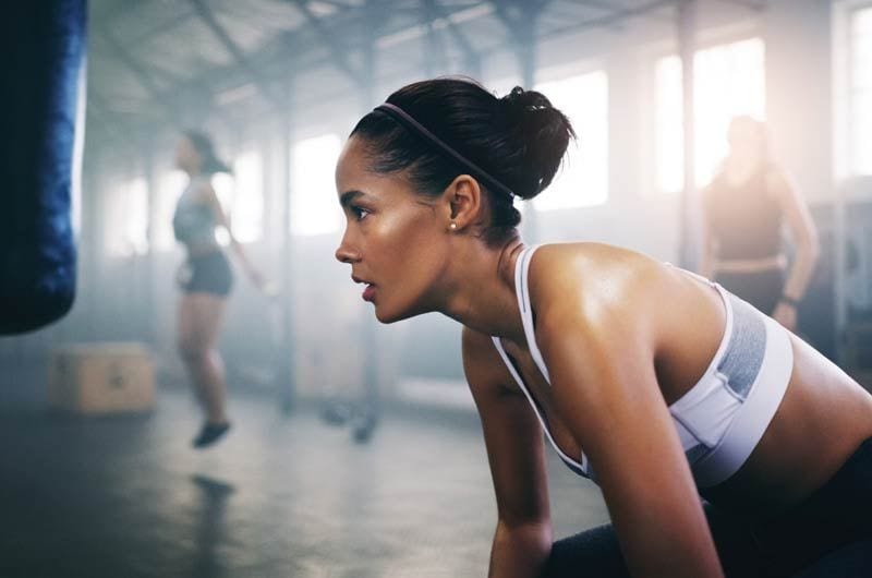 mujer entrenando