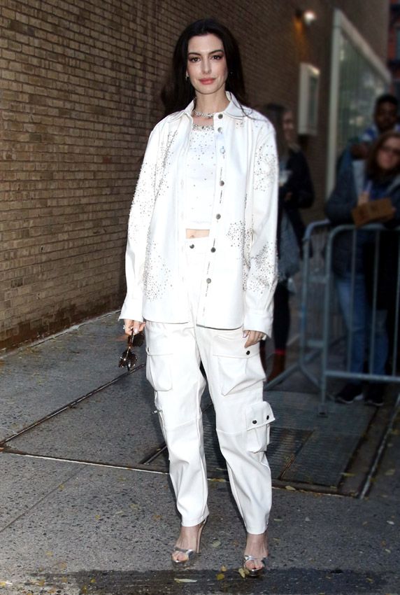 El fabuloso maratón de looks de Anne Hathaway en Manhattan: 'tweed', cristales y zapatillas 'chunky' 