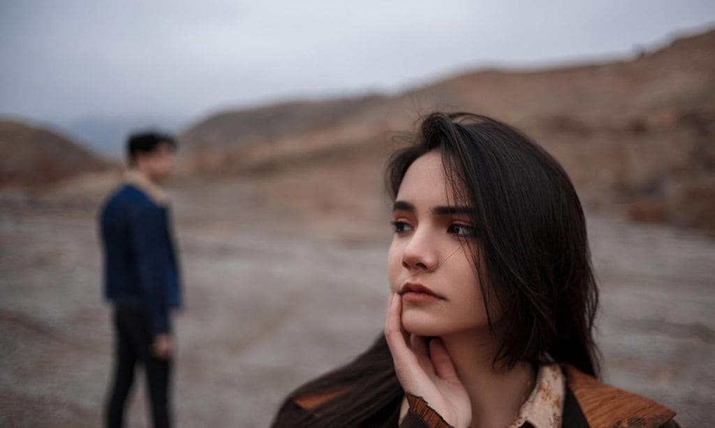 pareja de adolescentes enfadados