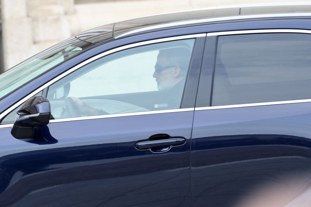 El Rey Felipe entra en el Palacio Real conduciendo su coche el 7 de febrero de 2024, día en el que Annie Leibovitz tomó los retratos en el Salon Gasparini