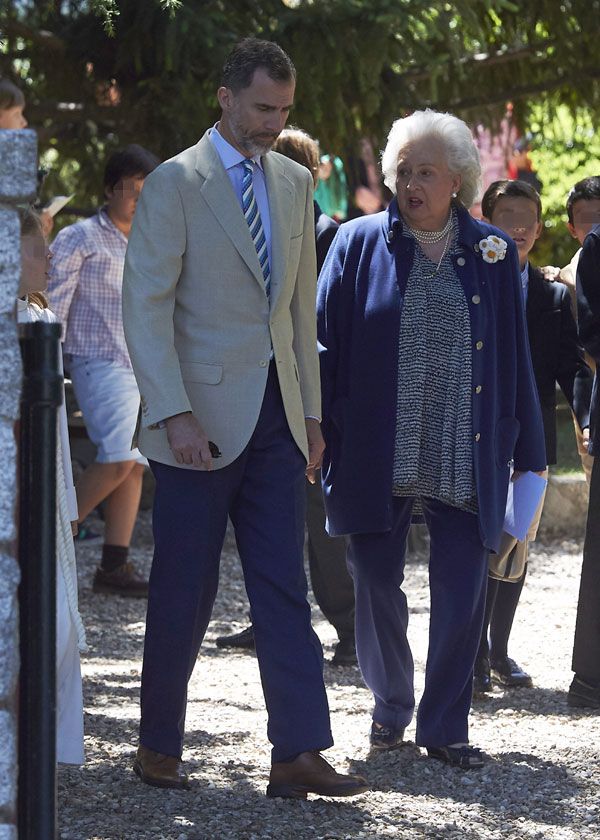 Don Felipe, muy elegante, estuvo muy cariñoso con sus familiares con quienes habló distendidamente entre risas y gestos afectuosos
