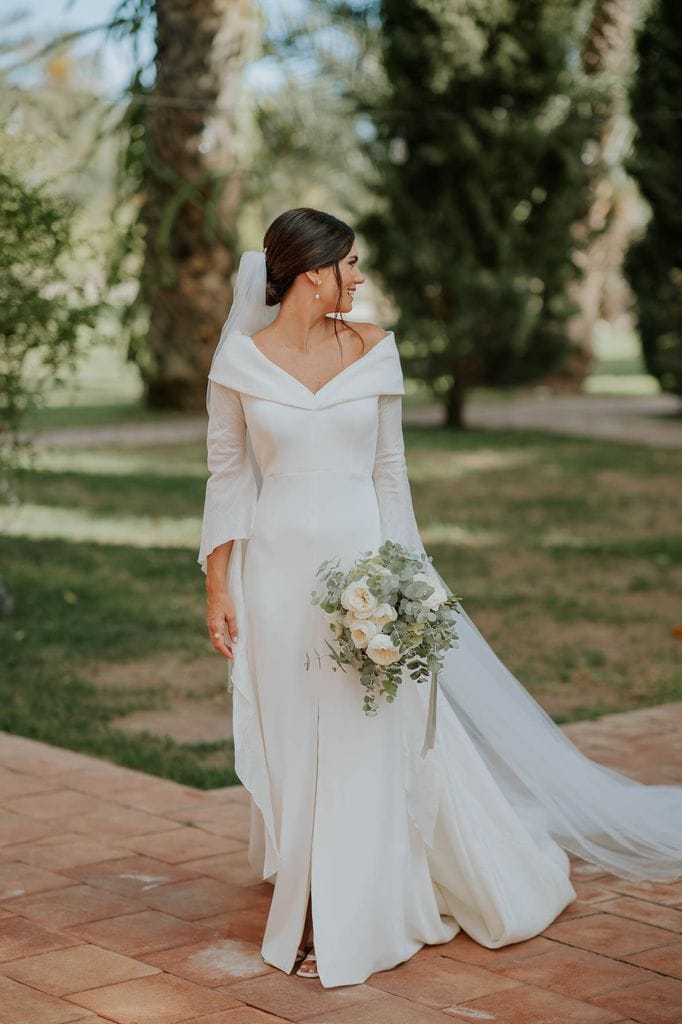 La boda de Raquel en Elche escote bardot