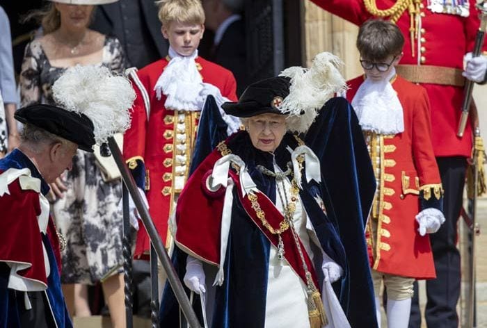 Isabel II y Carlos de Inglaterra en la ceremonia de la Orden de la Jarretera