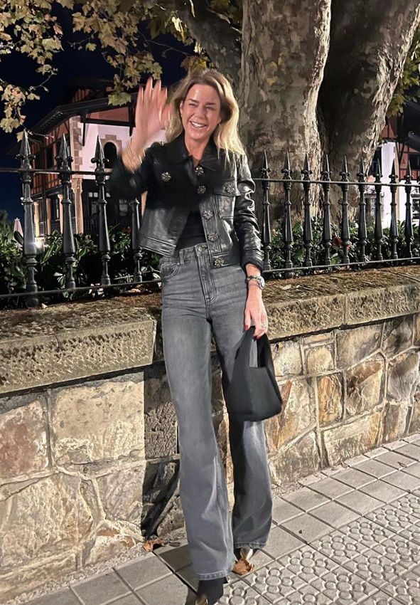 Amelia Bono posa con vaqueros de Zara y una chaqueta de cuero de Massimo Dutti