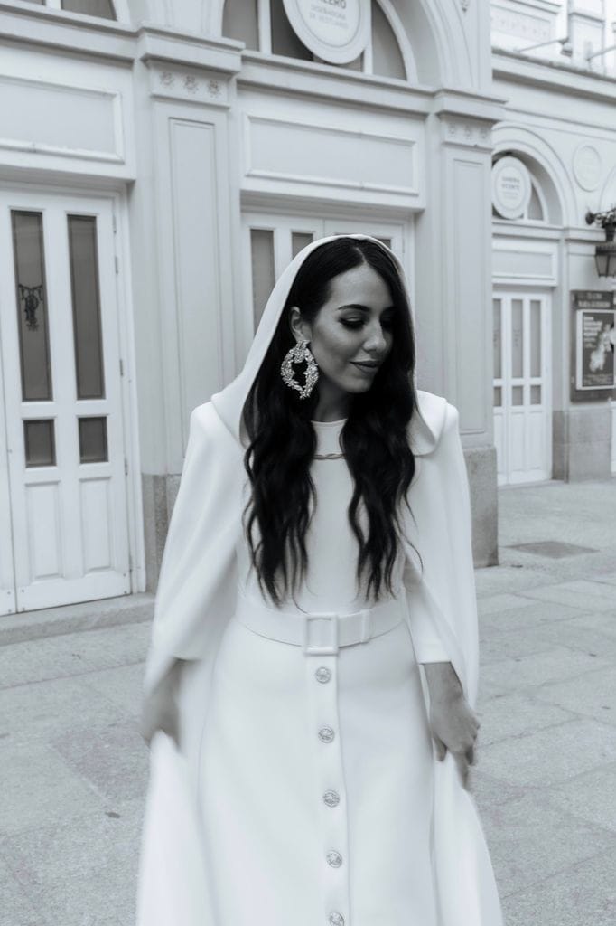 Vestido de novia con cinturón y capucha