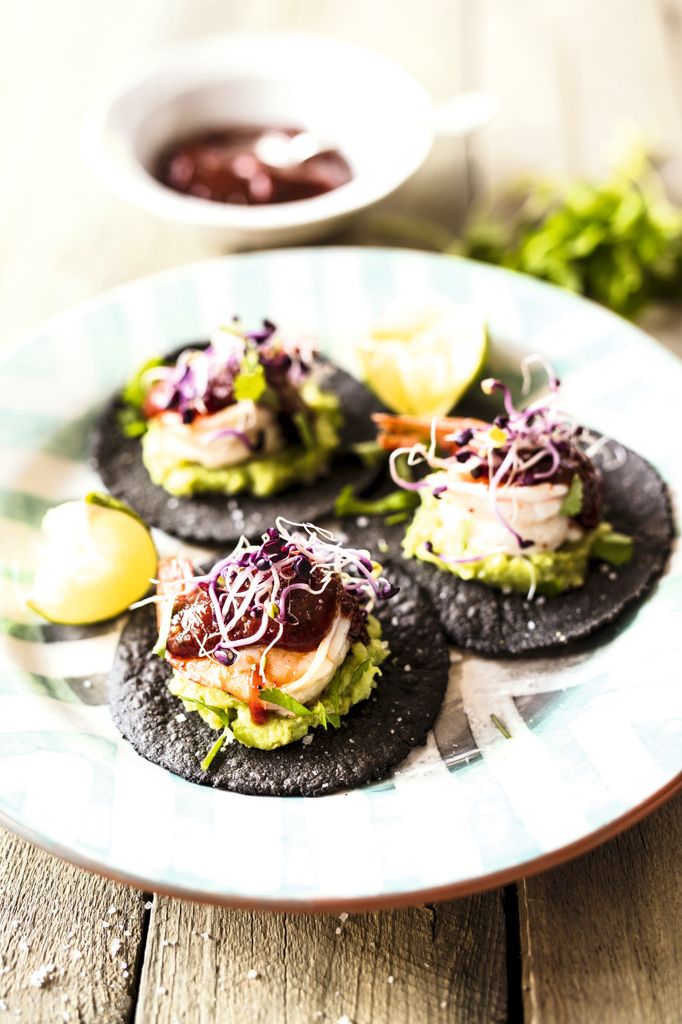 Tacos negros con langostino y guacamole