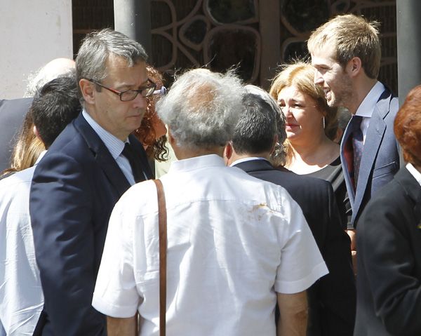 Los famiilares y amigos más cercanos de Elena Arnedo se reunieron en el cementerio de la Almudena, en Madrid, para darle el último adiós
