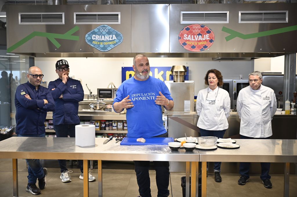 Ángel León y los demás participantes en la presentación de los dos nuevos sellos de Makro para identificar el pescado