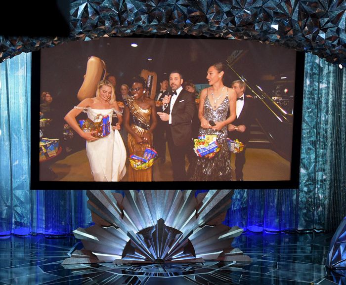 Uno de los momentos más hilarantes y originales de la velada fue cuando Jimmy Kimmel organizó un grupo, entre los que figuraba Guillermo del Toro, Margot Robbie, Gal Gadot, o Lupita Nyong'o, para abandonar el Dolby Theatre e irse al cine de enfrente e interrumpir la película. "Hola a todos. No sé si sabeís quienes somos. Estáis en directo. Hemos venido a daros las gracias literalmente por ir al cine", dijo el presentador, mientras el público rompía a aplaudir
