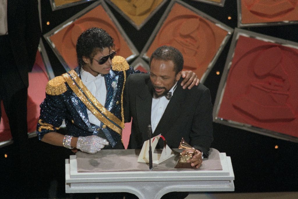 Quincy Jones recibe el premio al productor del año de manos de Michael Jackson en 1984