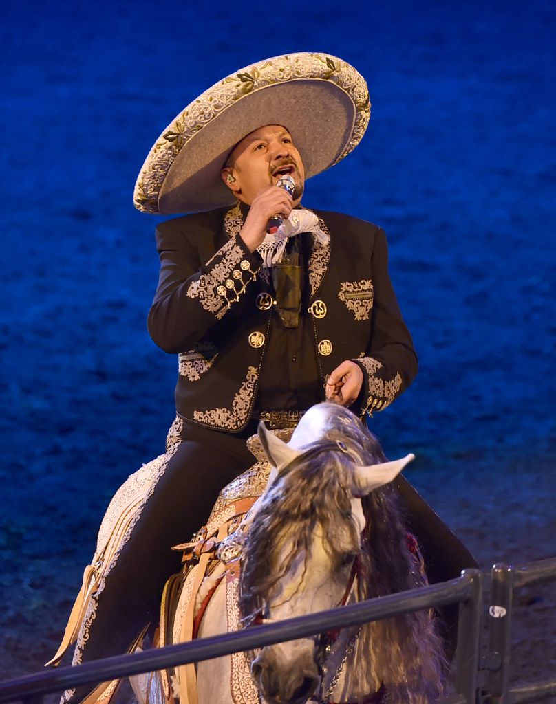 El cantante, dueño de el rancho El Soyate, adquirió el equipo de charrería de los Fernández.