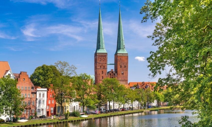 Panorámica de Lübeck con las torres gemelas de la iglesia de Santa María