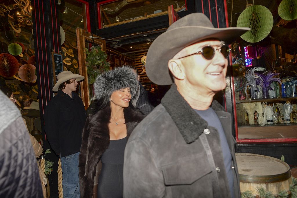 Photo © 2024 The Image Direct/The Grosby Group

Aspen, CO  -  29 DECEMBER 2024

Amazon billionaire Jeff Bezos and fiancée Lauren Sánchez step out after a family outing at Kemo Sabe in Aspen.****

El multimillonario de Amazon, Jeff Bezos, y su prometida Lauren Sánchez salen después de una salida familiar en Kemo Sabe en Aspen.