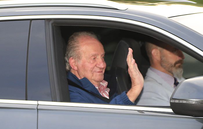 El rey Juan Carlos saliendo del Palacio de la Zarzuela
