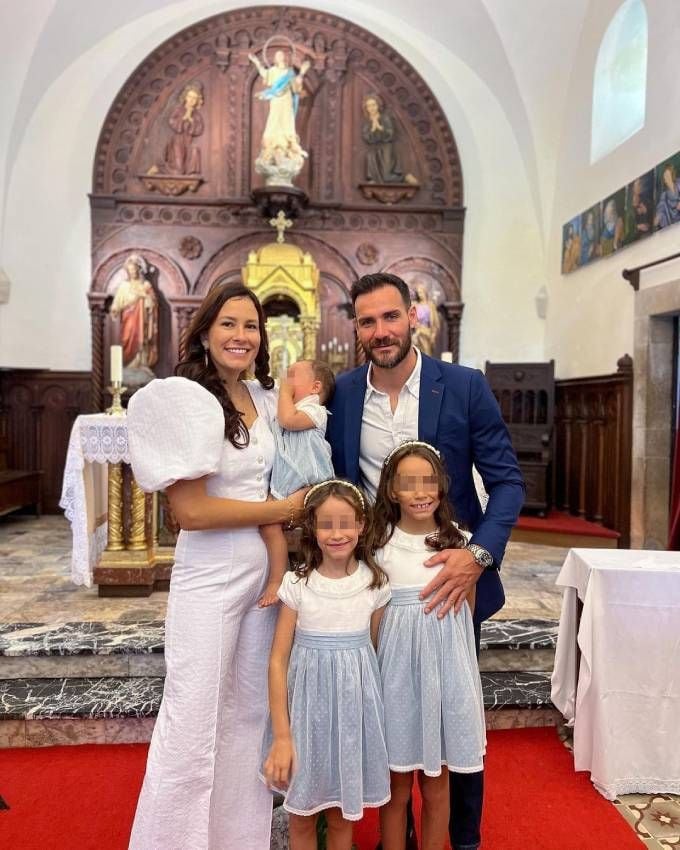 Saúl Craviotto con su familia en el bautizo de Olivia