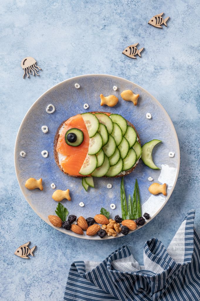 Tostada de salmón con pepino en forma de pez 